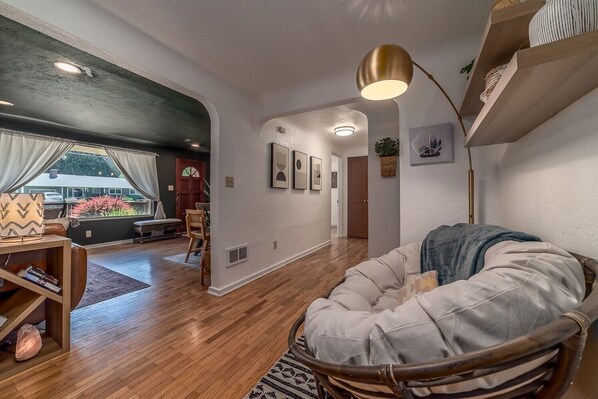 Una Smart TV, una chimenea, libros