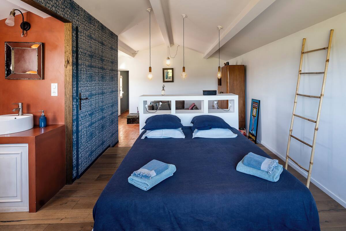 设计双人房或双床房 | 1 多间卧室、高档床上用品、迷你吧、客房内保险箱