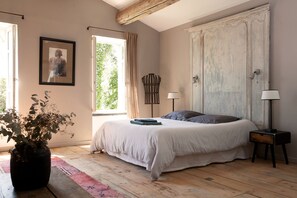 Appartement traditionnel | Literie de qualité, minibar, coffre-fort, décor unique