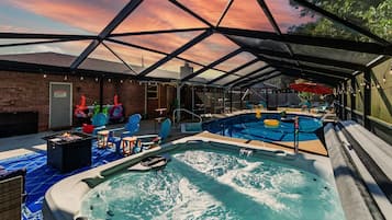 Utendørsbasseng og et oppvarmet basseng