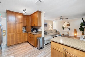 Smart TV, chimenea y tenis de mesa