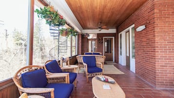 48-inch Smart TV with digital channels, TV