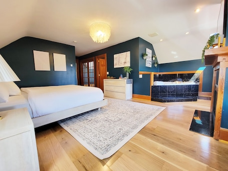 Superior Suite. | 1 bedroom, pillowtop beds, iron/ironing board, free WiFi