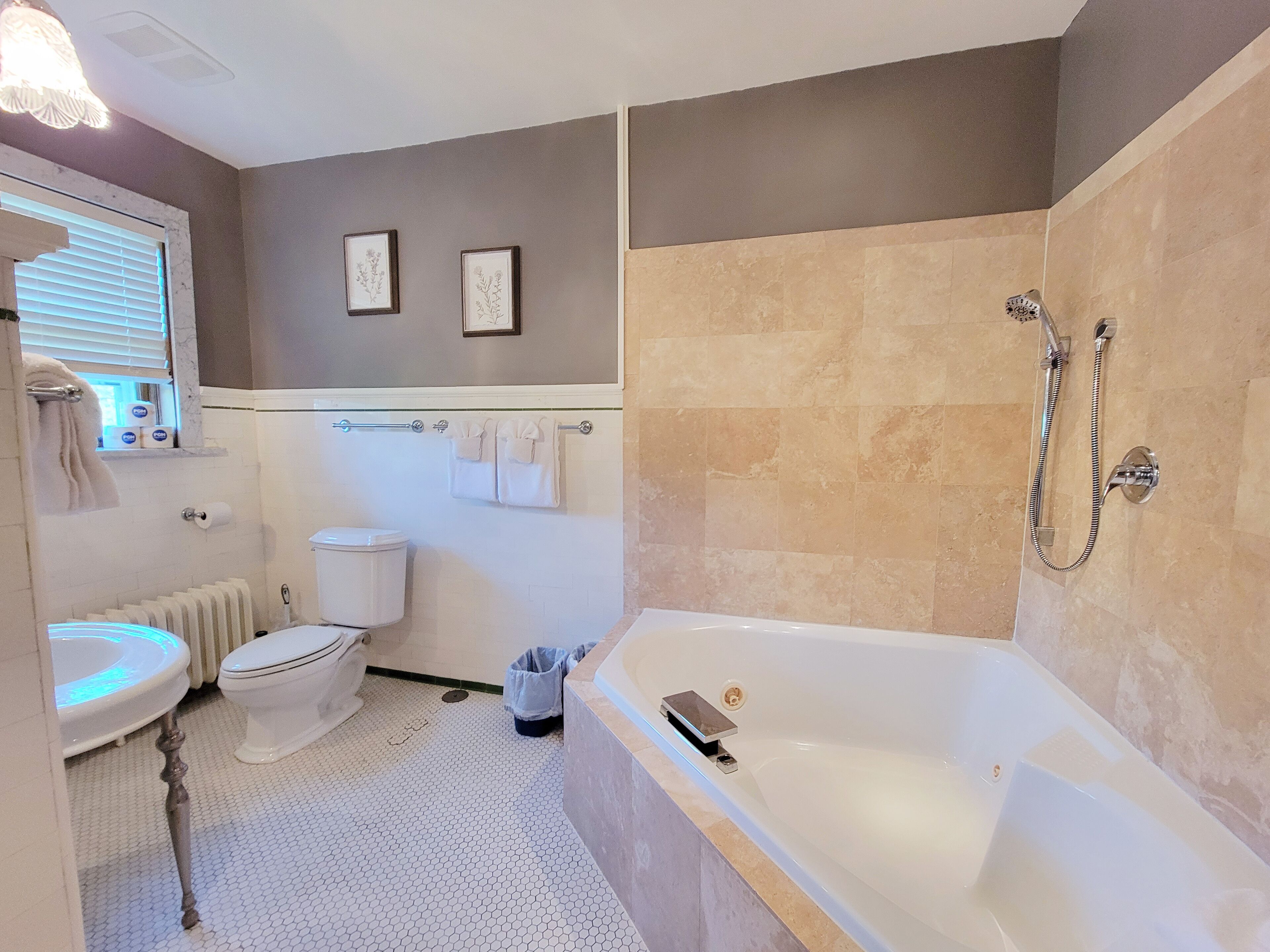 Un baño moderno con bañera, inodoro y lavamanos.