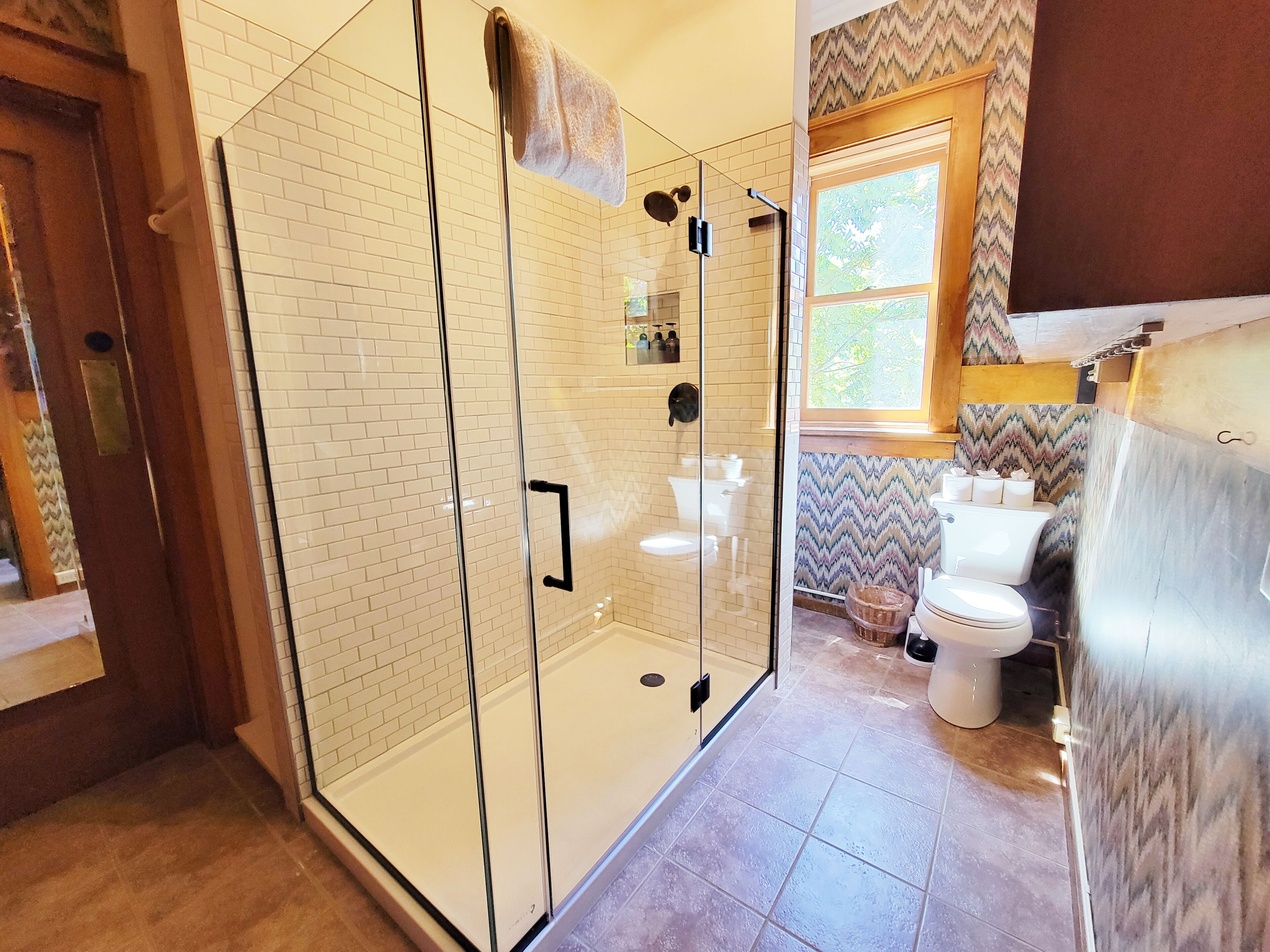 Jay Cooke Suite | Phòng tắm | Buồng tắm vòi sen, máy sấy tóc, khăn tắm, xà phòng 
