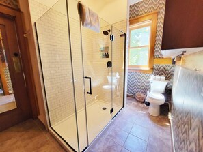 Jay Cooke Suite | Bilik Mandi | Pancuran mandi, pengering rambut, tuala disediakan, sabun 