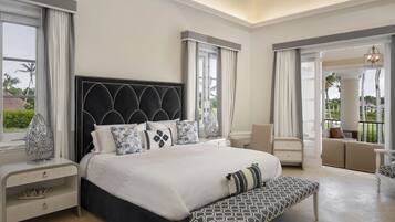 7 habitaciones, escritorio y tabla de planchar con plancha