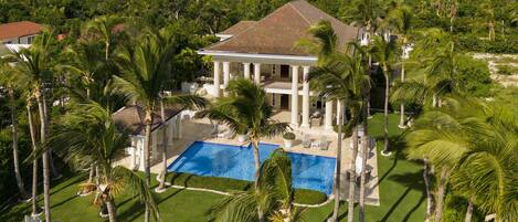 Piscina all'aperto, una piscina riscaldata