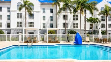 Piscine extérieure, cabanas gratuites, parasols