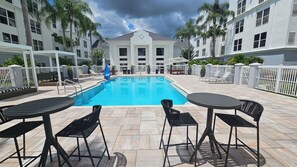 Außenpool, Cabañas (kostenlos), Sonnenschirme