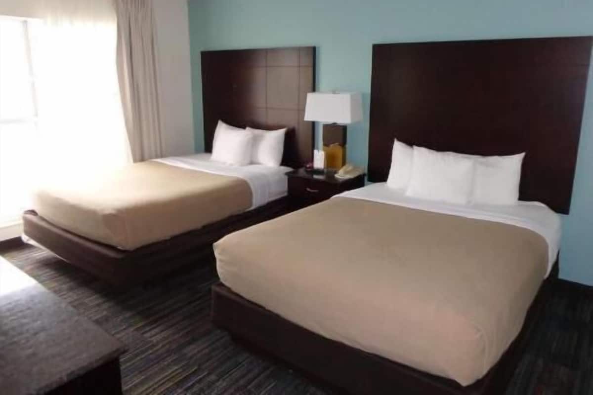 In-room safe, desk, iron/ironing board, bed sheets