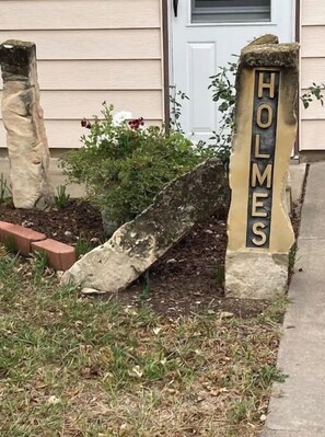 Exterior detail - Cozy 3-bedroom 2 bathroom house (Russell)