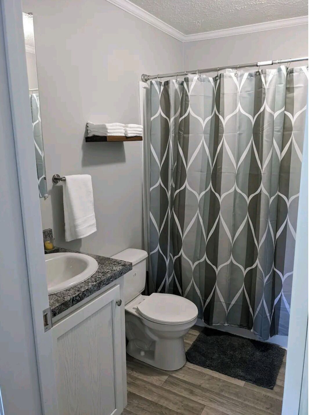 Baignoire, sèche-cheveux, serviettes fournies, papier toilette