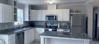 Country Cottage on the Lakeshore--Few Minutes from Beach