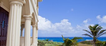 Luxury cliff apartment with fantastic pool and great sea views.