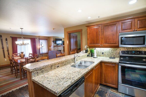 Réfrigérateur, micro-ondes, four, lave-vaisselle