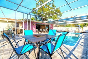 Outdoor dining - 🏖️ Sunshine, Beaches and a Beautiful Pool Inside a Large Screened in Lanai! (Largo)