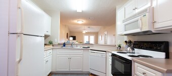 🌻 Be Home |  spacious condo w/ parking 🌻