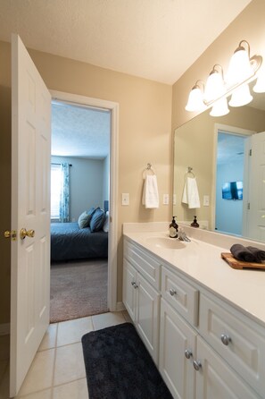 Combined shower/tub, hair dryer, towels, soap - Be Home - spacious condo w/ parking (Martinez)