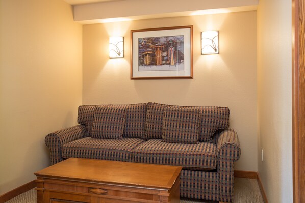 Televisión y chimenea 