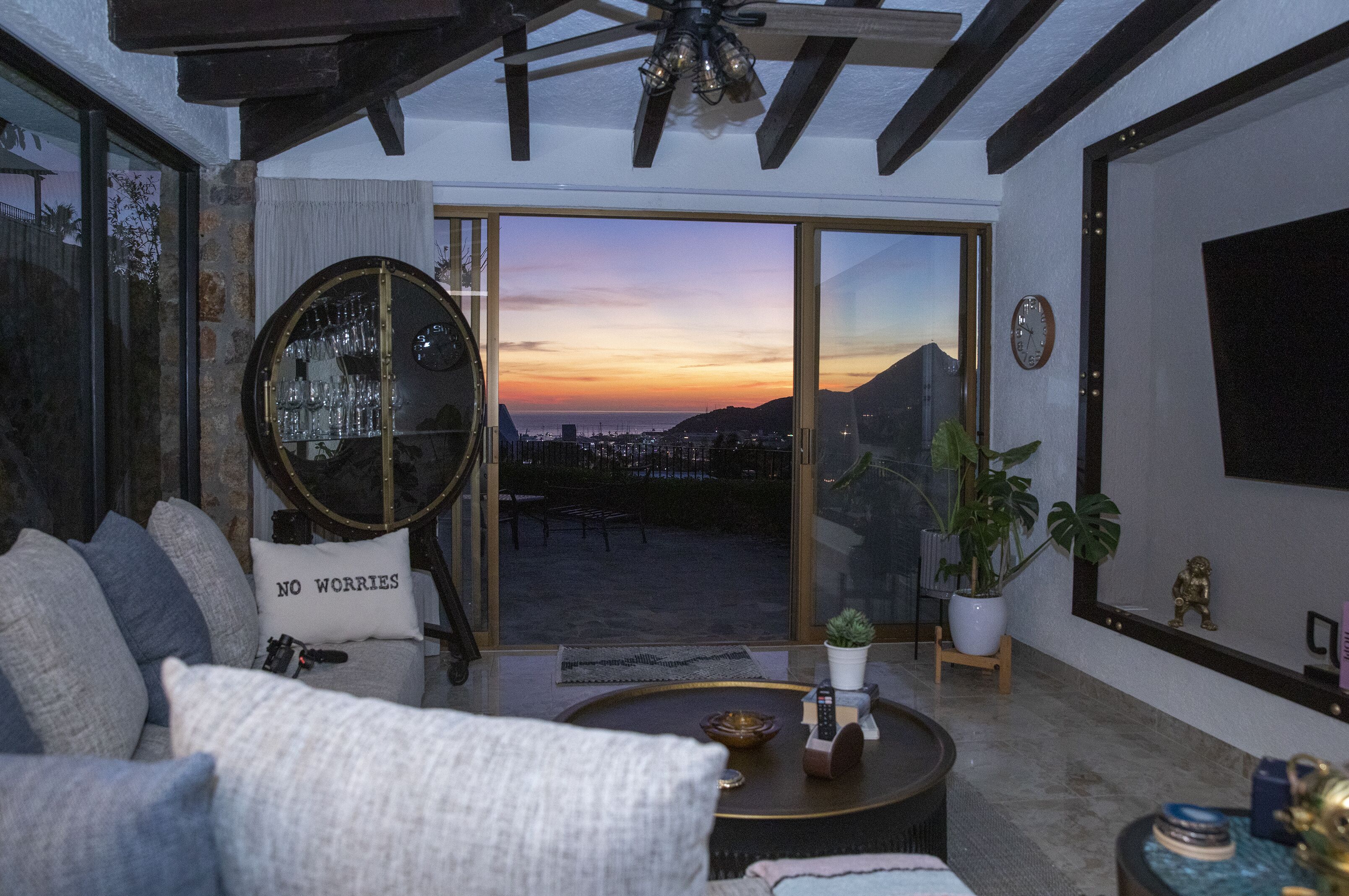 Een smart-tv, een stereo en een printer