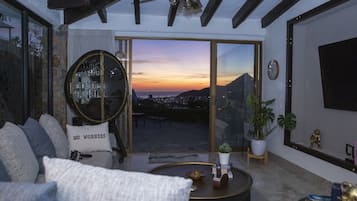 Een smart-tv, een stereo en een printer