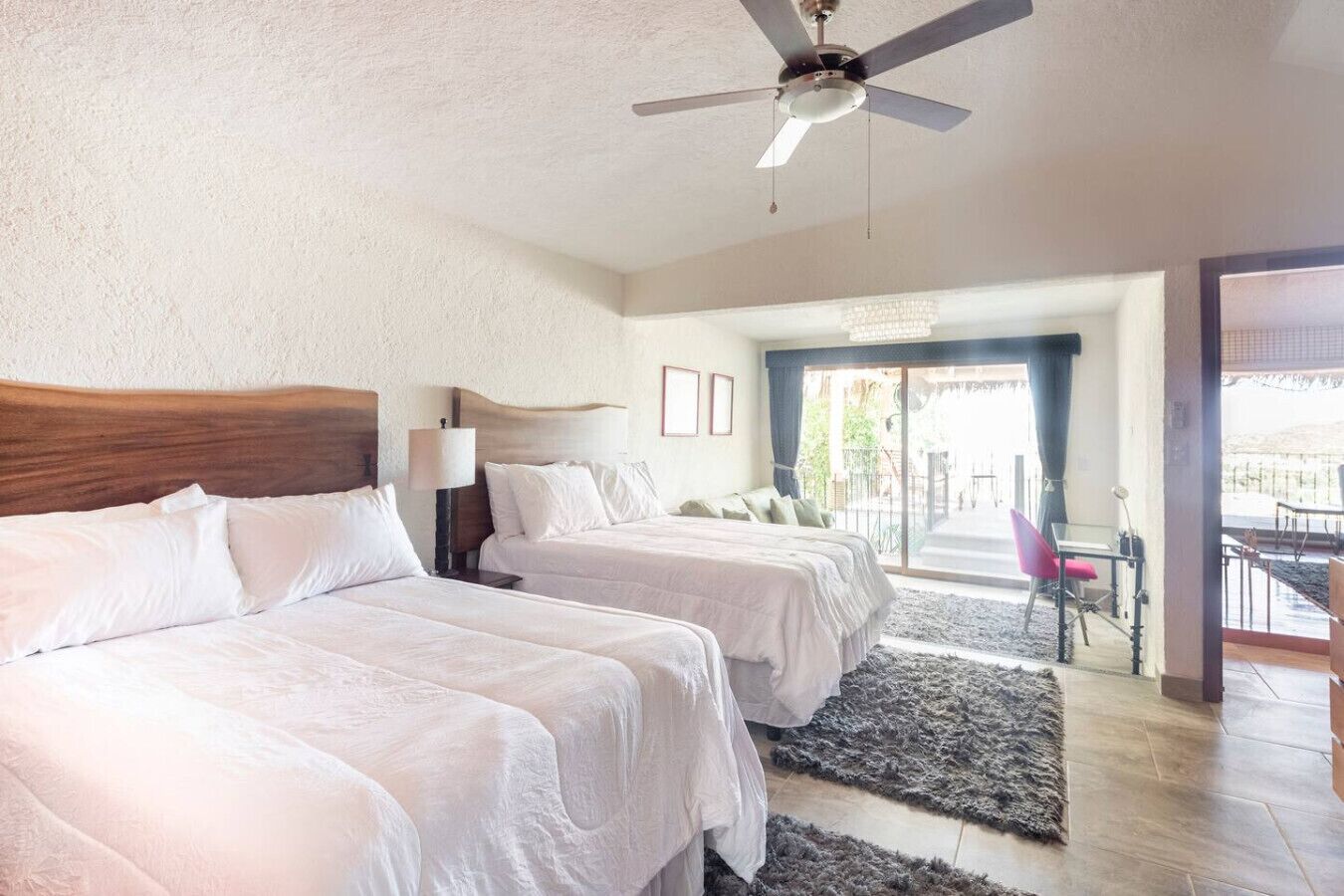 6 chambres, coffres-forts dans les chambres, bureau