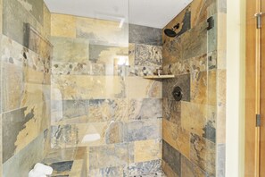 Ducha, secador de pelo y toallas