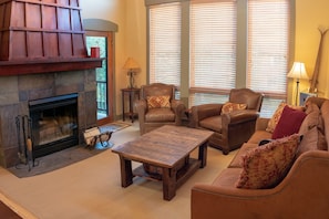 Televisión y chimenea