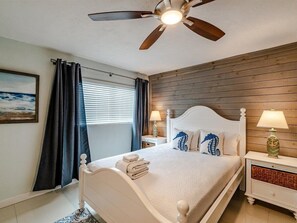 6 bedrooms, iron/ironing board, travel cot, free WiFi - Refuge on the Reef~ Waterfront Pool Home, 75 (Marathon)