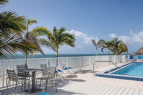 Seaside Villa~ Charming Beachfront Condo w/ Pool!