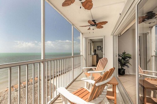 Seaside Villa~ Charming Beachfront Condo w/ Pool!