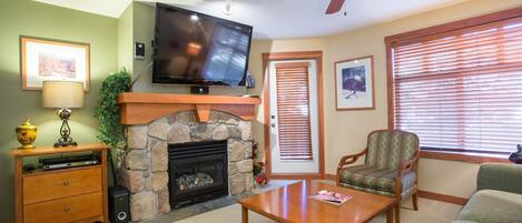 Een televisie en een open haard