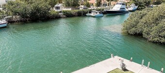 Tropical Seahorse at Coral Lagoon ~ Waterfront Villa w Resort Pool & Slip