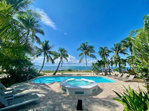 Sunsets in Paradise~ Gulf Front Pool Home, 22' Dock, Kayaks, Bikes & Paddleboards