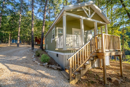 Magnolia Cottage at Safe Harbor Brady Mountain on Lake Ouachita!