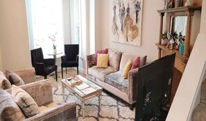 Smart TV, DVD player - Charming Bloomingdale Row Home with Deck and Parking (Washington)