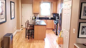 Coffee/tea maker, fridge, microwave, oven