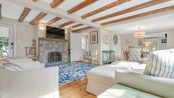 Smart TV, fireplace, stereo