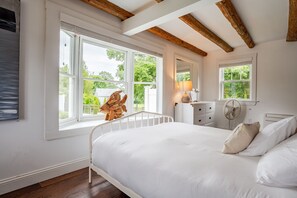 5 bedrooms, iron/ironing board, WiFi (free), bed sheets - Kennebunk's Charming Beach Home (Kennebunk)