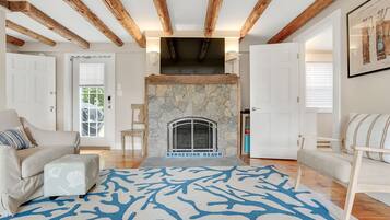 Smart-TV, Kamin, Stereoanlage