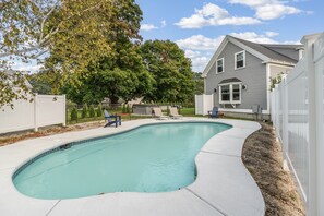 Una piscina al aire libre, una piscina climatizada