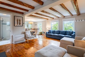 Smart TV, fireplace, stereo - Kennebunk's Charming Beach Home (Kennebunk)