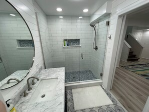 Ensemble douche/baignoire, sĂšche-cheveux, savon, shampoing