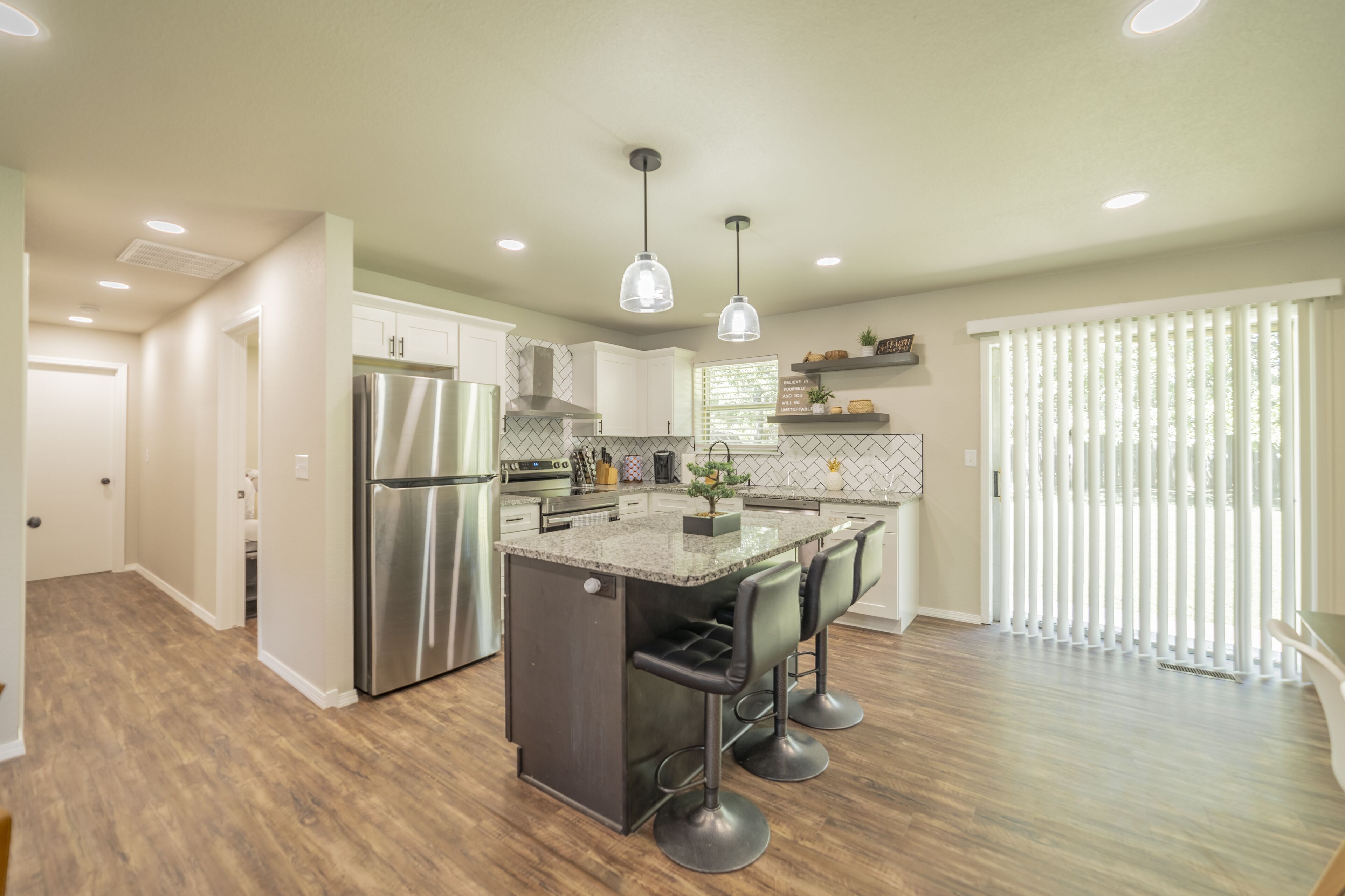 Réfrigérateur, four à micro-ondes, un four, surface de cuisson