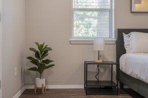 1 slaapkamer, een bureau, een strijkplank/strijkijzer, wifi