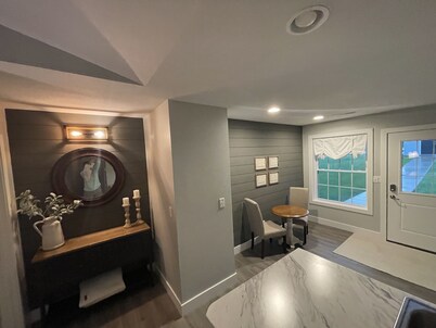 Simply Charming Nest-Nearly brand new, central, super clean, well appointed. 