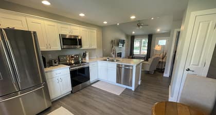 Simply Charming Nest-Nearly brand new, central, super clean, well appointed.