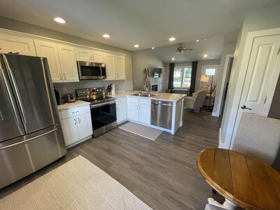 Simply Charming Nest-Nearly brand new, central, super clean, well appointed. 