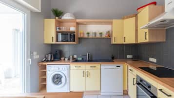 JÀÀkaappi, mikroaaltouuni, uuni, liesi